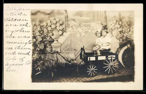 Foto-AK Zwei Kinder auf einer Spielzeugkutsche mit Ziege