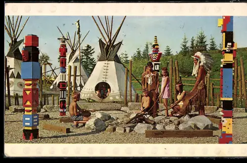 Präge-AK Kinder in einem Indianerdorf mit Lego-Pfählen, Spielzeug, Prägung in Form von Legosteinen