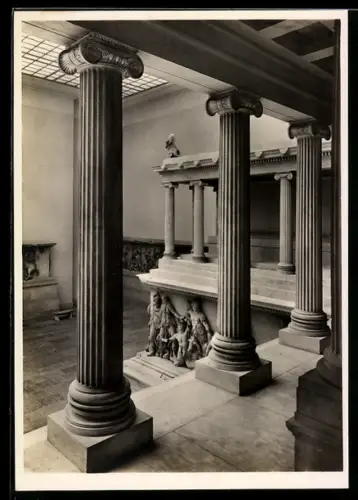 Foto-AK Deutscher Kunstverlag, Nr. 3: Berlin, Pergamon Museum, Altar von Pergamon