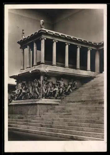 Foto-AK Deutscher Kunstverlag, NR 4: Pergamon Museum Berlin, der Altar von Pergamon