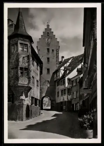 Foto-AK Deutscher Kunstverlag, Nr. 8: Meersburg am Bodensee, Partie am Marktplatz mit Obertor