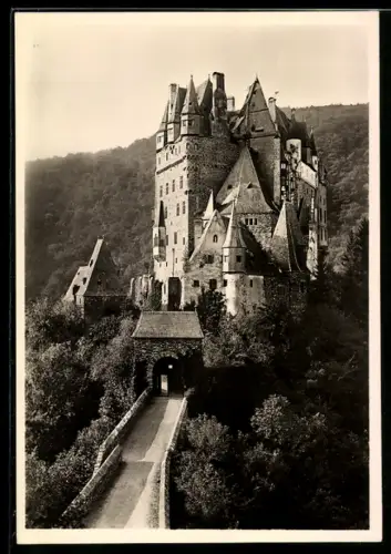 Foto-AK Deutscher Kunstverlag: Eltz /Mosel, Burg mit Umgebung und Brücke