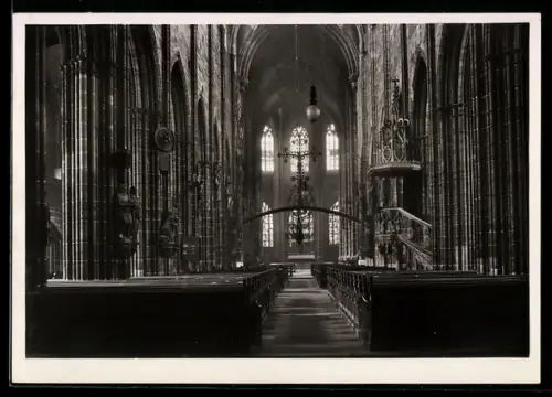 Foto-AK Deutscher Kunstverlag, Nr. 4: Nürnberg, St. Lorenz, Mittelschiff aus dem 14. Jahrhundert