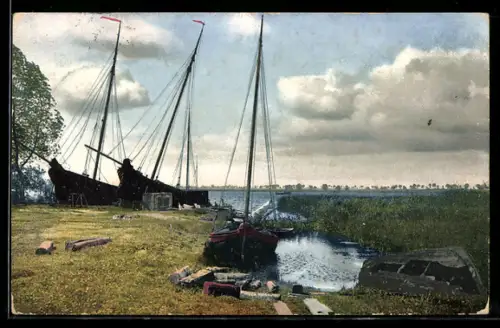 AK Photochromie NR 1383: Flusspartie mit anliegenden Segelbooten