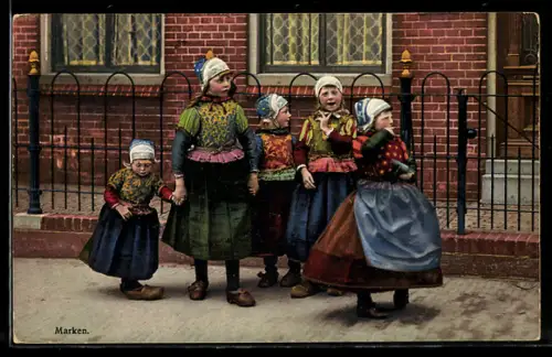 AK Photochromie NR 2350: Kinder in niederländischer Tracht mit Holzschuhen