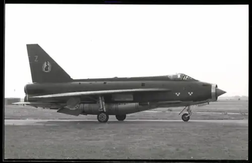 Fotografie Flugzeug English Electric / BAC Lightning, Jasta Kampfjet, Düsenjäger der Royal Airforce mit Staffelabzeichen