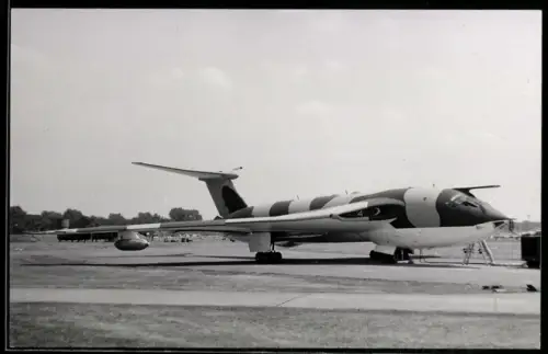 Fotografie Flugzeug Handley Page Victor, Langstrecken Bomber mit Tarnlackierung - Camouflage