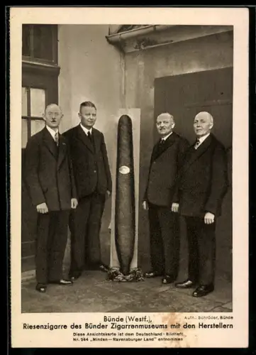 AK Bünde /Westf., Riesenzigarre des Bünder Zigarrenmuseums mit den Herstellern