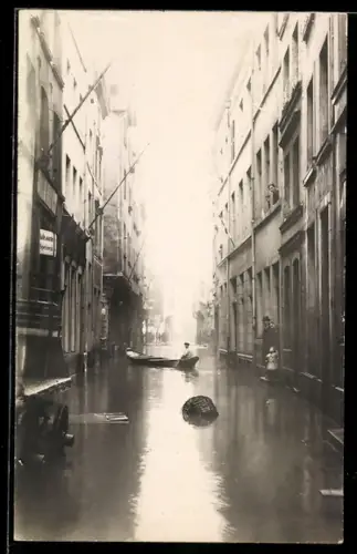 Foto-AK Koblenz, Hochwasser-Katastrophe im Dezember 1929, Strassenzug mit Wohnhäusern unter Wasser stehend