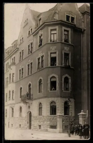 Foto-AK Würzburg, Ansicht von dreistöckigem Wohnhaus