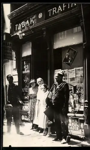 Foto-AK Emailleschilder an einem Geschäft mit Schornsteinfeger,  am Fenster