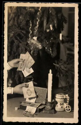 AK Zwei Hände bei einem Weihnachtsbaum mit estnischen Geldscheinen