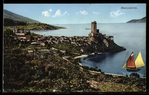 AK Malcesine, Ortsansicht mit Gardasee aus der Vogelschau, Segelschiff am Ufer
