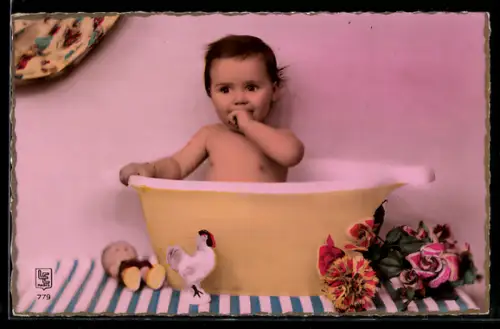 AK Kleinkind im Badezuber mit Puppe und Hahn, Kinder