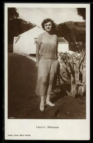 AK Schauspielerin Hanni Weise, Auf dem Feld stehend