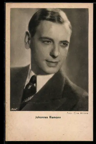AK Schauspieler Johannes Riemann, im Anzug gesehen