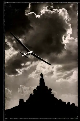 AK Wasserkuppe, Segelflieger über dem Fliegerdenkmal