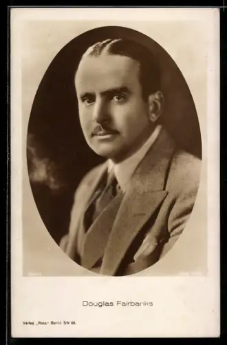 AK Schauspieler Douglas Fairbanks, den Blick zur Kamera gerichtet