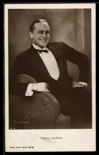 AK Schauspieler Harry Liedtke lächelnd im Frack in Sessel sitzend porträtiert