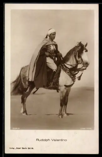 AK Schauspieler Rudolph Valentino auf einem Pferd