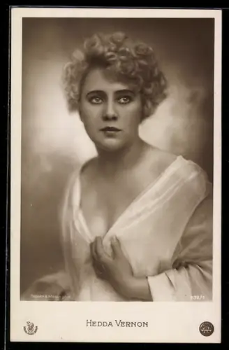 AK Schauspielerin Henny Porten in verträumter Pose porträtiert