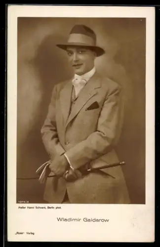 AK Schauspierler Wladimir Gaidarow in Anzug und Hut