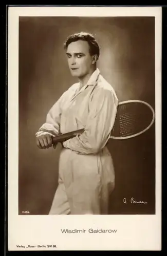AK Schauspieler Wladimir Gaidarow, mit einem Tennisschläger