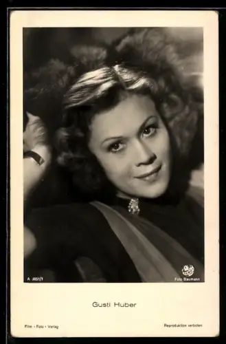 AK Schauspielerin Gusti Huber, die hand an den Kopf gelegt