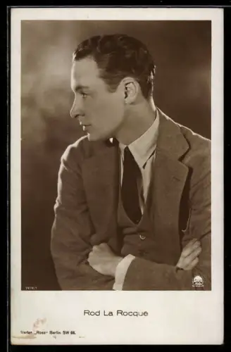 AK Schauspieler Rod la Roque im Seitenprofil mit verschränkten Armen