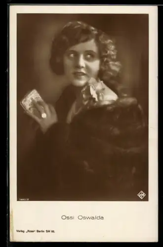 AK Schauspielerin Ossi Oswalda im Pelz