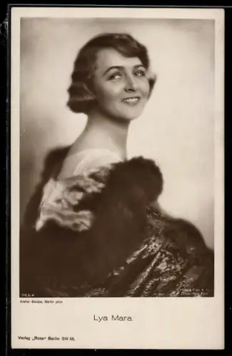 AK Schauspielerin Lydia Mara im Pelzmantel
