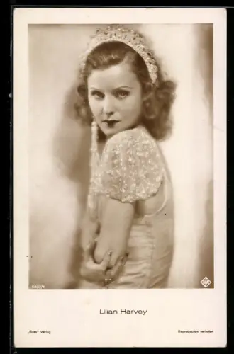 AK Schauspielerin Lilian Harvey blickt über ihre Schulter