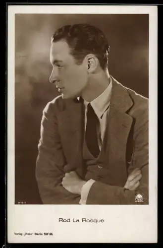 AK Schauspieler Rod la Roque im Seitenprofil mit verschränkten Armen