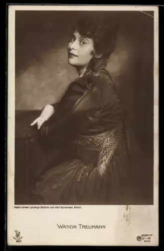 AK Schauspielerin Wanda Treumann am Tisch