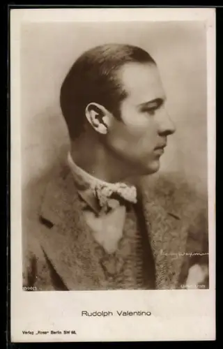 AK Schauspieler Rudolph Valentino im Seitenporträt mit Mantel