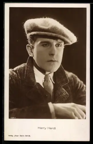 AK Schauspieler Harry Hardt mit Mütze posierend