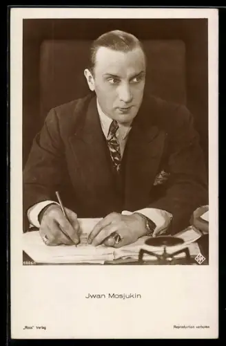 AK Schauspieler Iwan Mosjukin an Schreibtisch sitzend