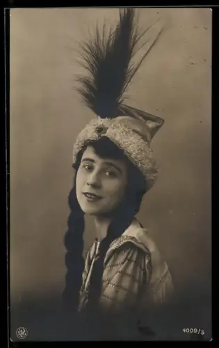 Foto-AK NPG Nr. 4009/5: Junge Frau mit extravagantem Hut