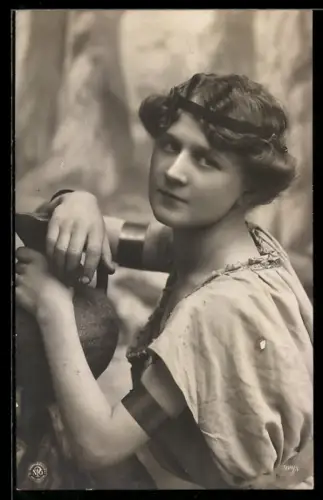 Foto-AK NPG Nr. 599 /3: Junge Frau mit Haarreif und Kugelamphore