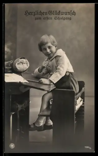 Foto-AK NPG Nr. 7354/3: Kind in der Schule mit Zuckertüte