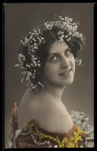 Foto-AK NPG Nr. 1194: Junge Frau mit Blumen im Haar