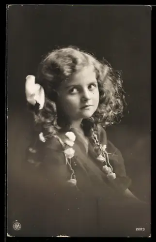 Foto-AK NPG Nr. 2023: Junges Mädchen mit Rosenblüten an den Zöpfen