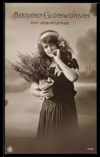 Foto-AK NPG Nr. 2451: Junge Frau mit Blumenstrauss