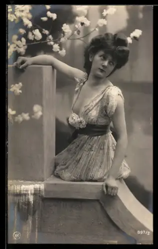 Foto-AK NPG Nr. 897/2: Junge Frau mit tiefem Dekolleté