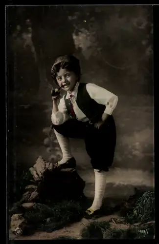 Foto-AK NPG Nr. 1189/1: Junge in Tracht mit Pfeife