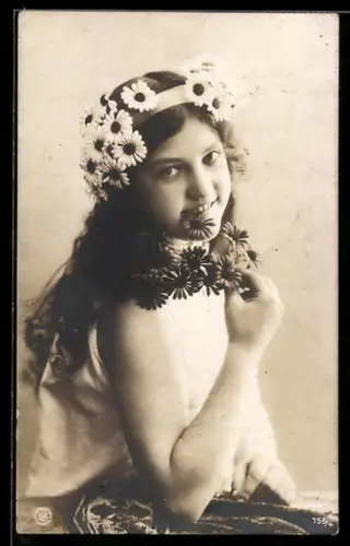 Foto-AK NPG Nr. 756/4: Mädchen mit Kamillenblüten im Haar