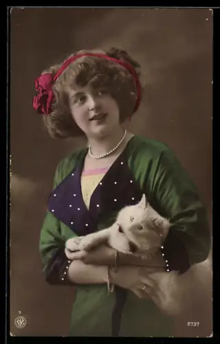 Foto-AK NPG Nr. 2737: Junge Frau mit weisser Katze