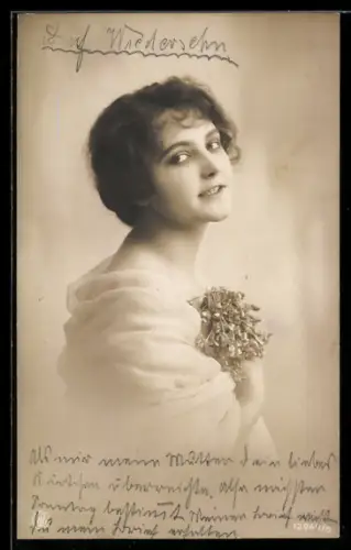 Foto-AK NPG Nr. 12949/6: Junge Frau mit getrocknetem Blumenstrauss