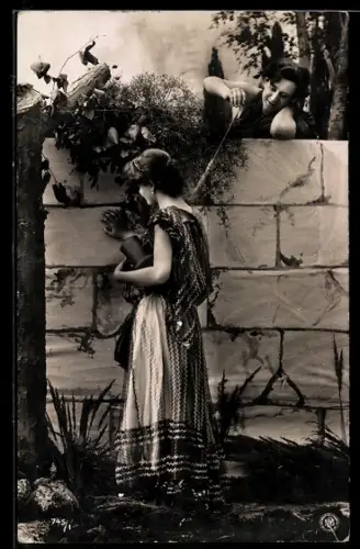 Foto-AK NPG Nr. 745/1: Junger Mann versucht über die Mauer hinweg die Aufmerksamt einer jungen Frau zu erregen