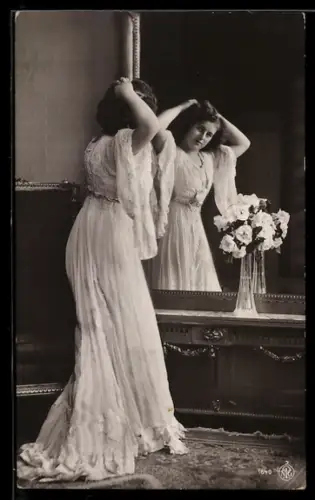 Foto-AK NPG Nr. 1640: Junge Frau betrachtet sich in einem Spiegel